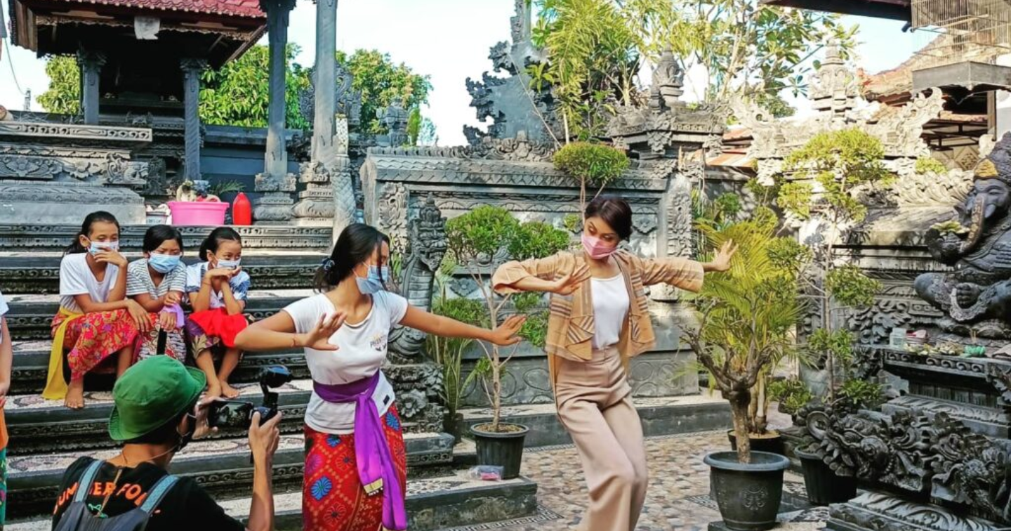 Belajar Tari Bali di Desa Bilebante