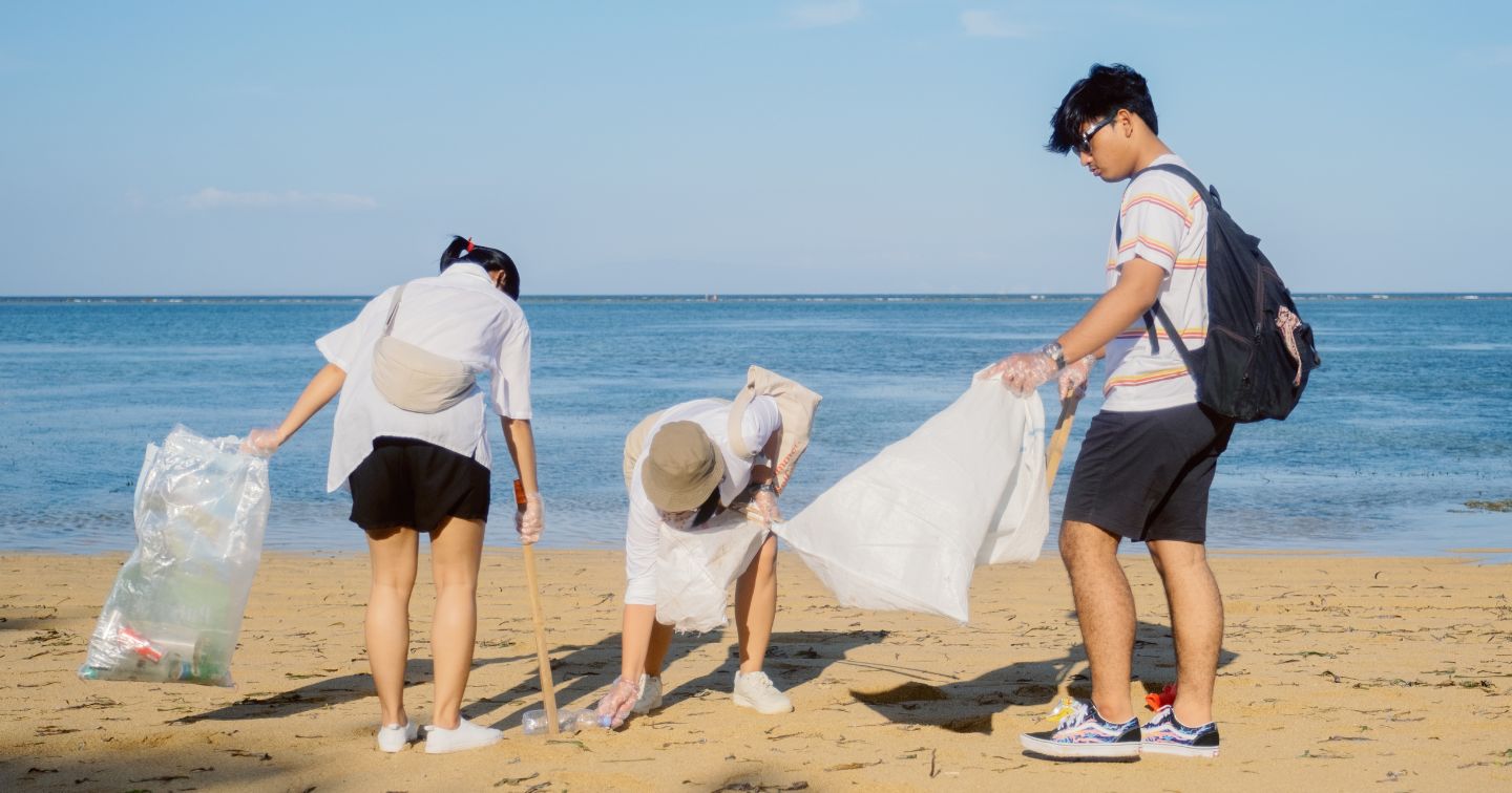 Bersih-bersih pantai yang penuh sampah