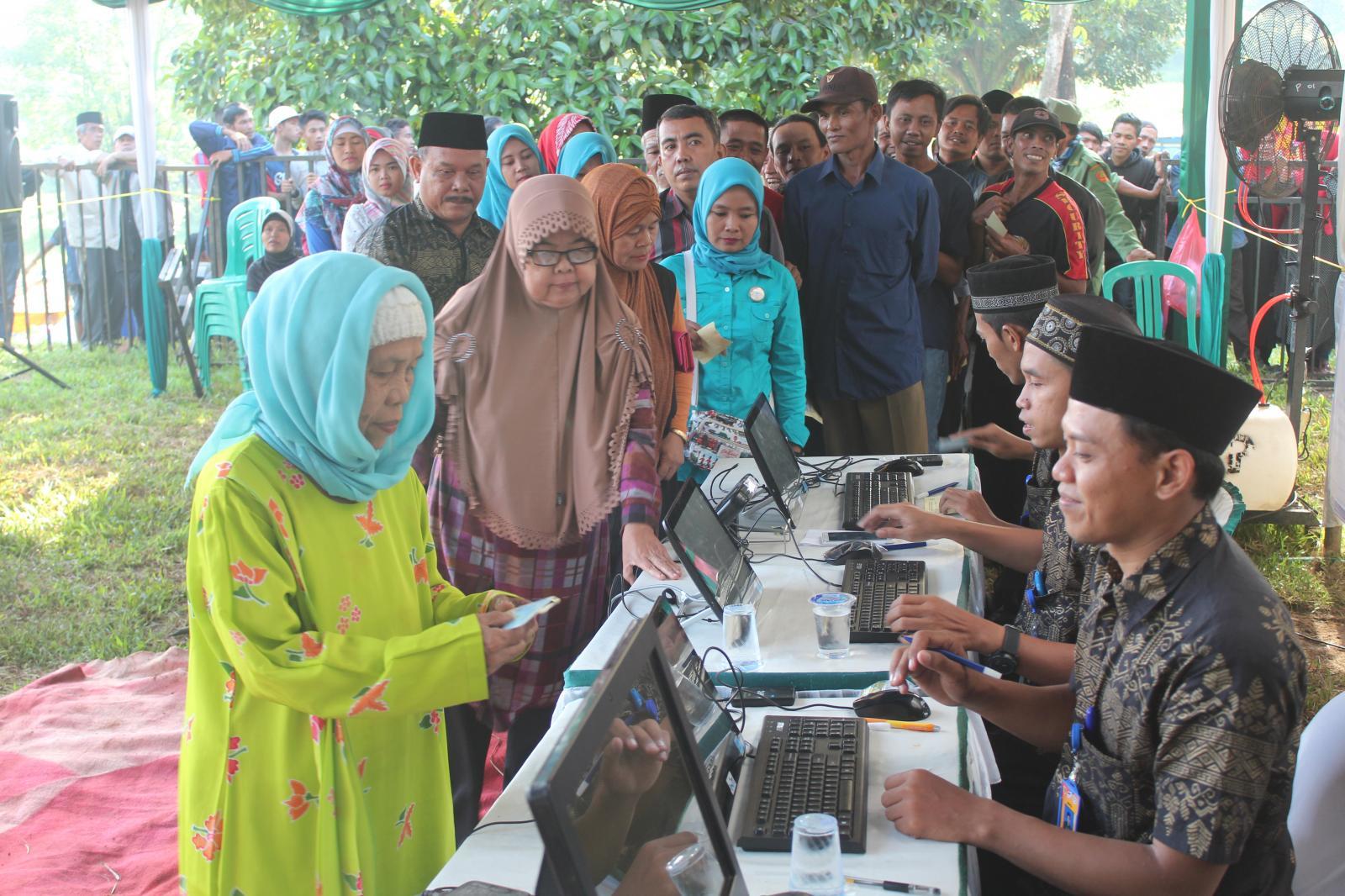 Warga Desa Babakan, Kecamatan Ciseeng, Bogor tangah melaksanakan pendaftaran untuk melakukan voting pada pemilu dengan menggunakan system e-voting pada tahun 2017 | InfoPublik (InfoPublik.id)