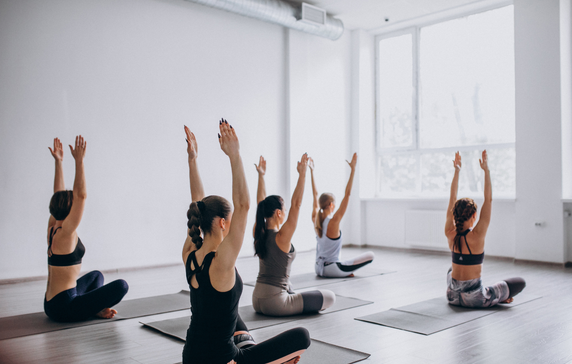 Memperbaiki kesehatan tubuh dengan olahraga yoga | Freepik.com (smilling.women)