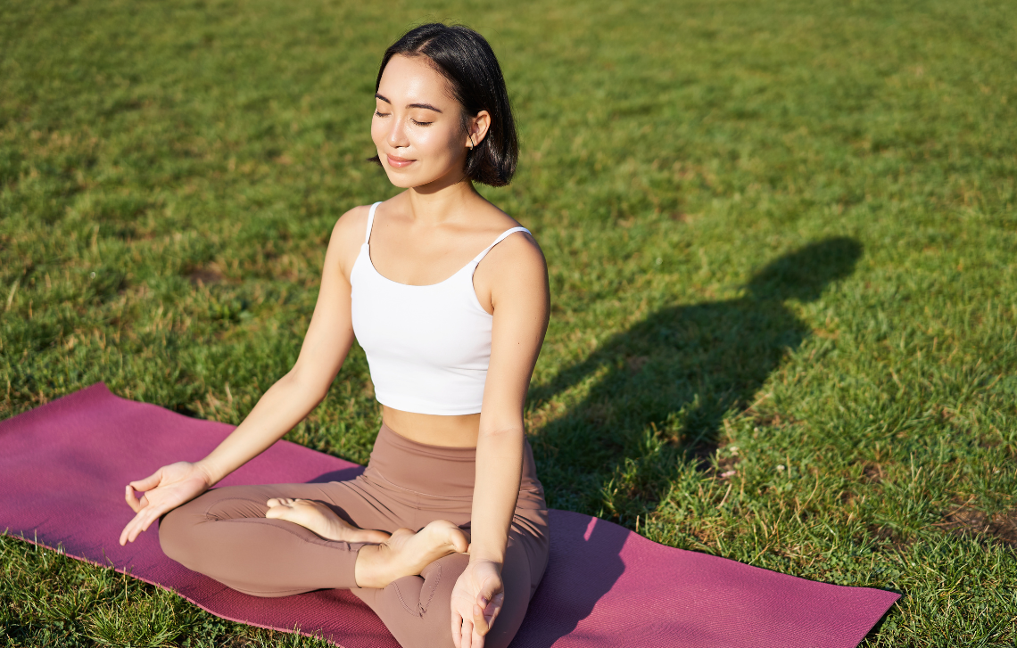 Memperbaiki kualitas kesehatan dengan olahraga yoga | Freepik (potret.smilling)