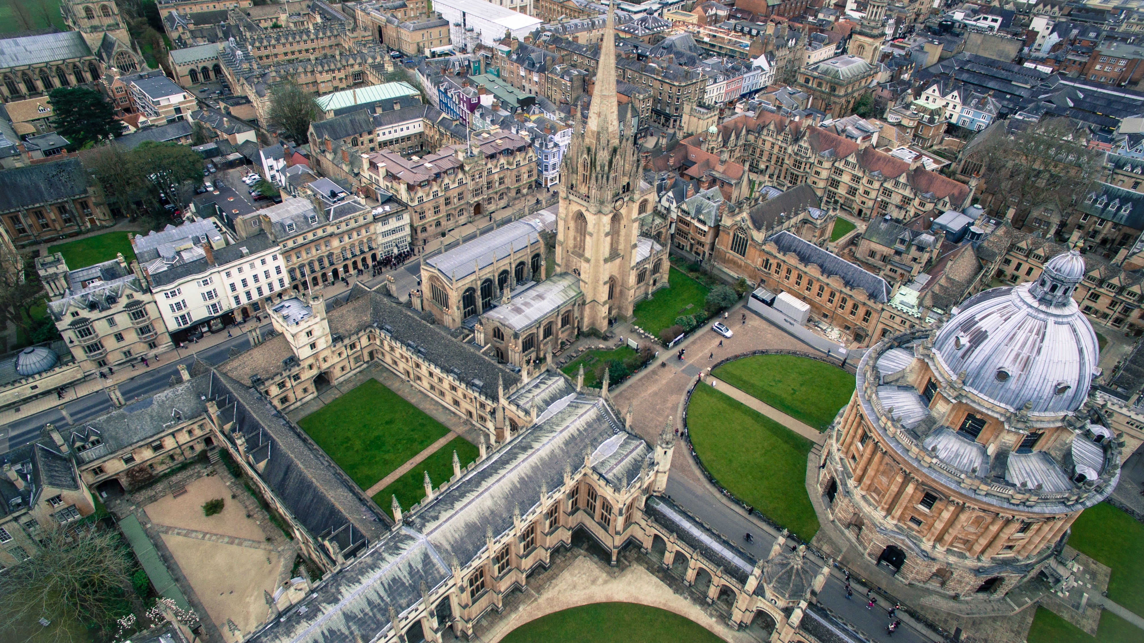 Oxford merupakan salah satu kampus Ivy League dunia