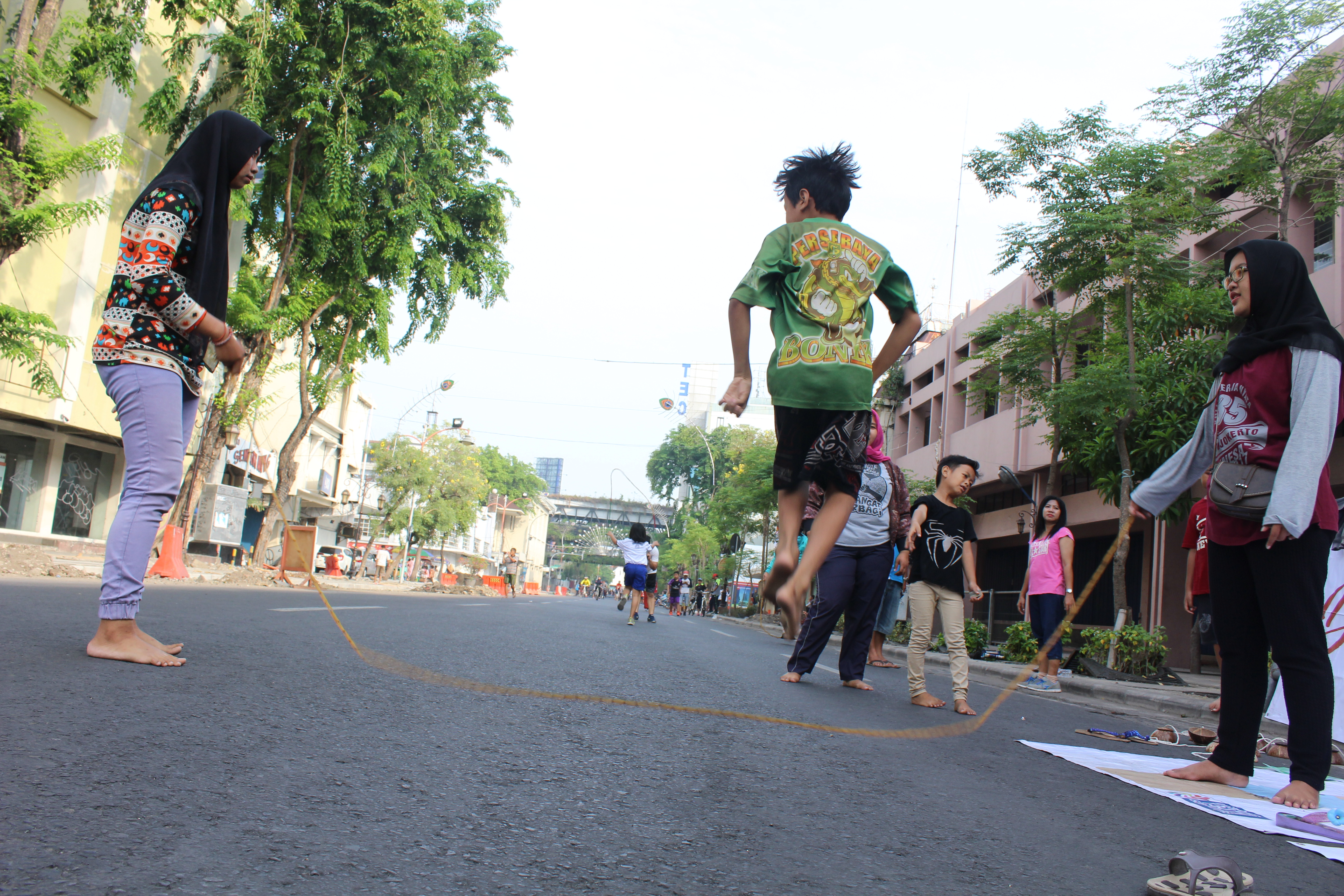 Bermain lompat tali di CFD Tunjungan, Surabaya
