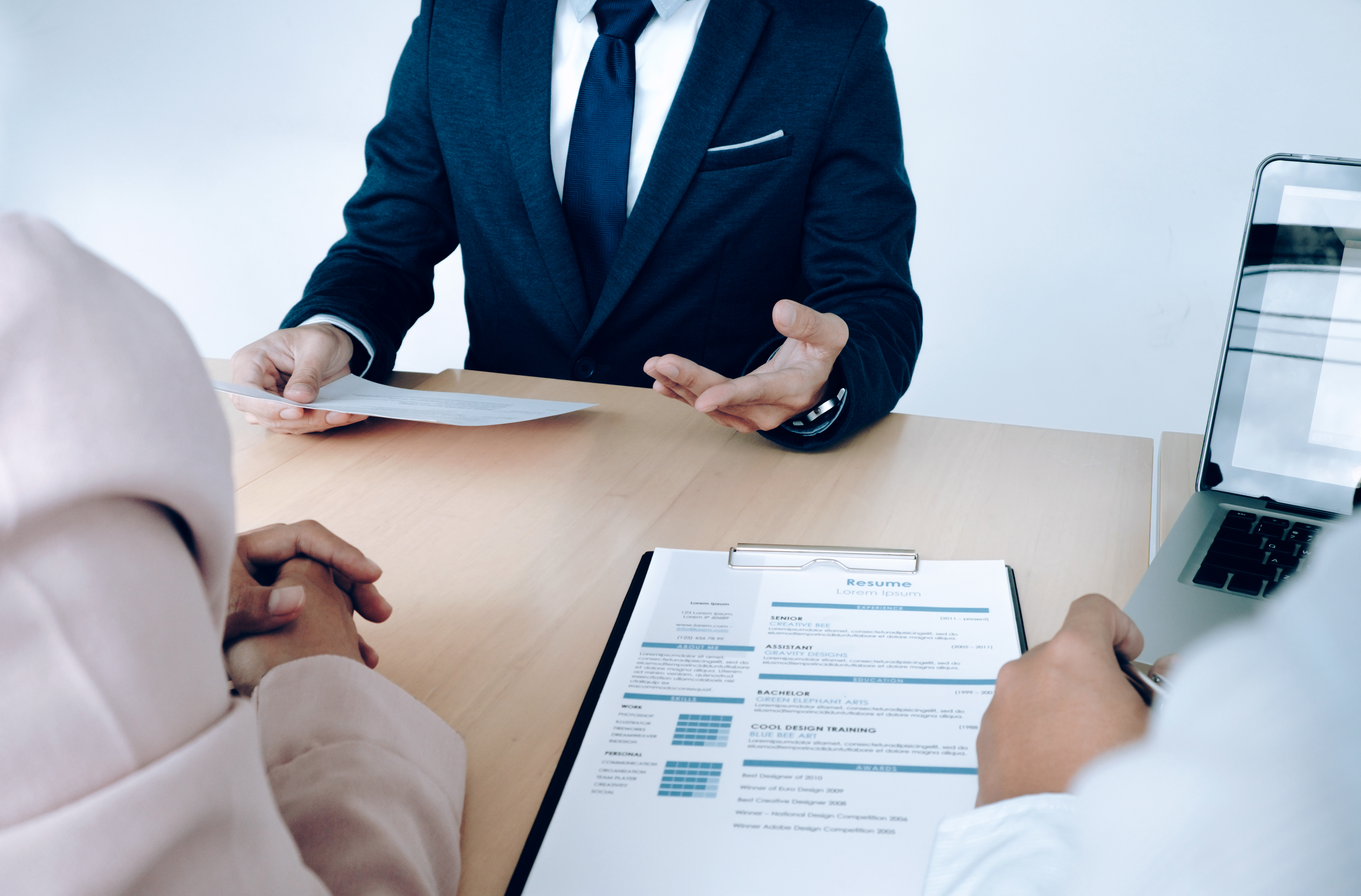 Ilustrasi konsep wawancara kerja menyajikan resume kepada manajer