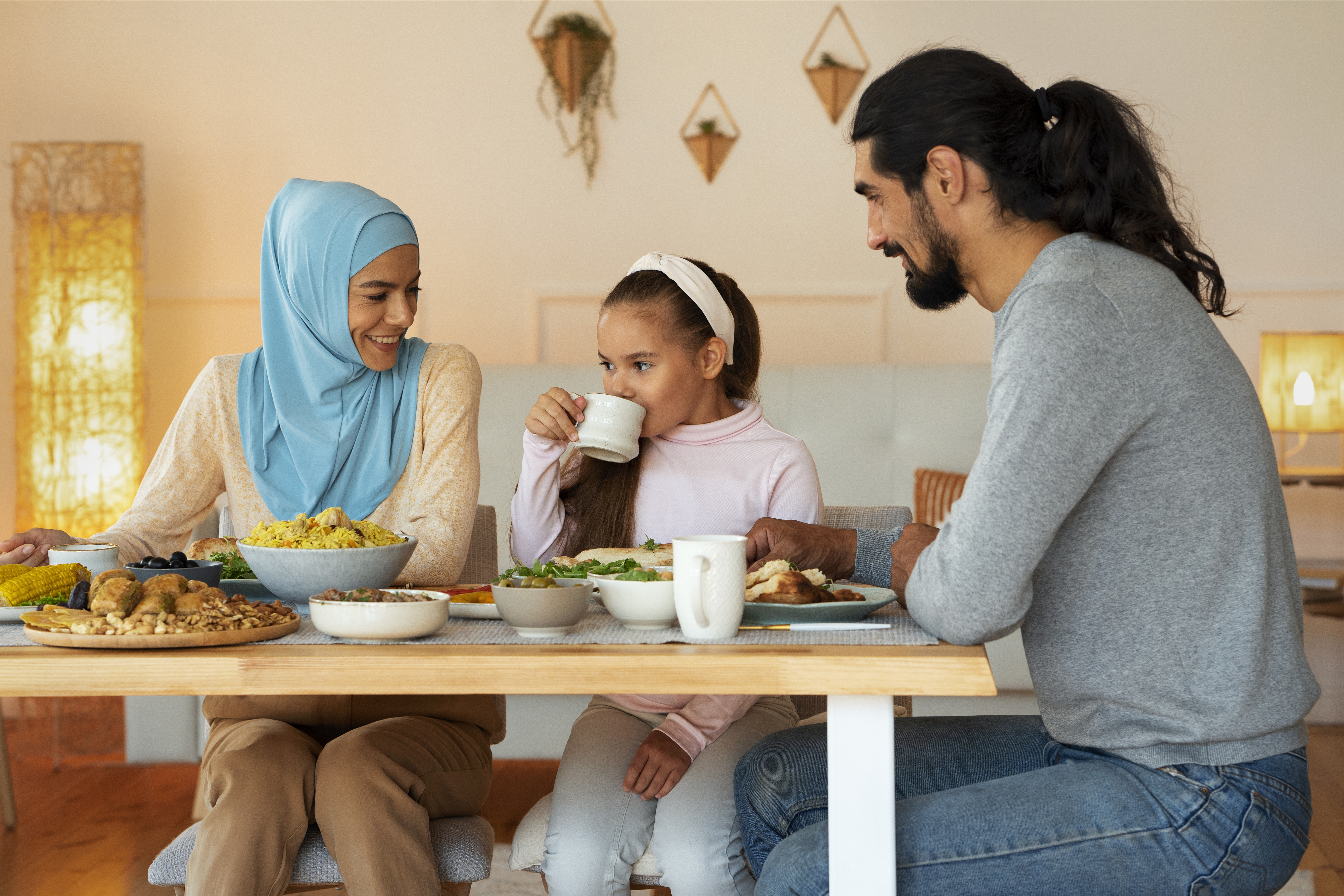 keluarga islami dengan makanan lezat