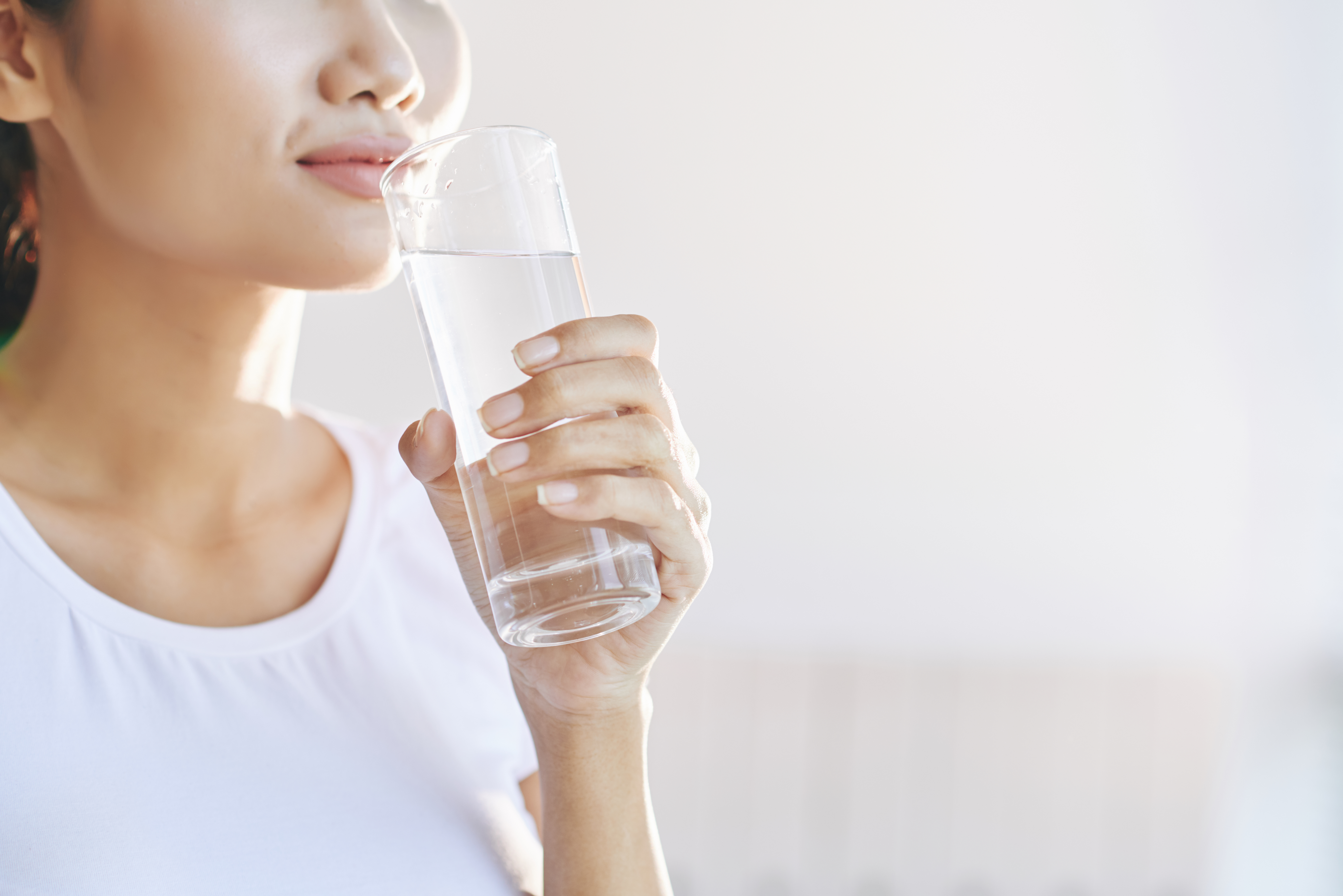 Tidak hanya sebagai pengganti cairan yang hilang melalui keringat, air putih juga berdampak langsung pada berbagai fungsi tubuh secara keseluruhan